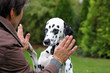 Hund "Hand in Pfote" mit Herrchen im Garten